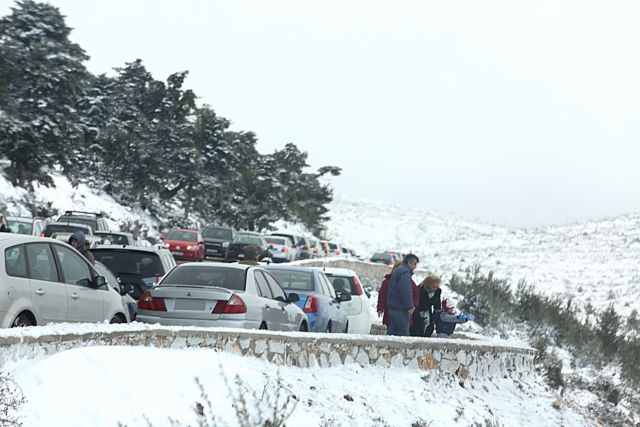 Σε κλοιό κακοκαιρίας η χώρα: Πρωτοχρονιά με καταιγίδες και χιόνια – Πού εντοπίζονται προβλήματα