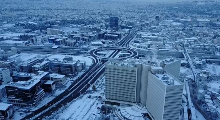 Μαγικές εικόνες της χιονισμένης Αθήνας από ψηλά