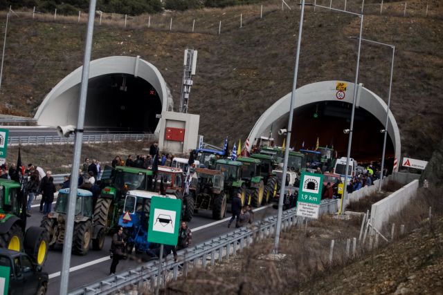 Συνεχίζουν τις κινητοποιήσεις οι αγρότες – Πού έχουν στήσει μπλόκα