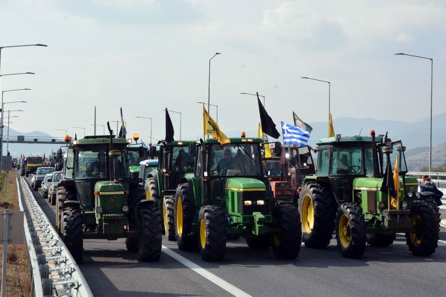Αποχωρούν οι αγρότες από τα Τέμπη