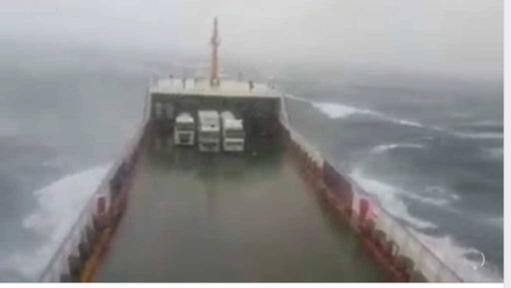 Λήμνος: Βίντεο που «κόβει» την ανάσα - Πλοίο παλεύει με τεράστια κύματα