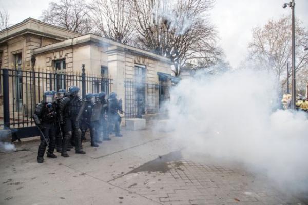 «Κίτρινα γιλέκα»: Χειροβομβίδα έσκασε στο χέρι διαδηλωτή