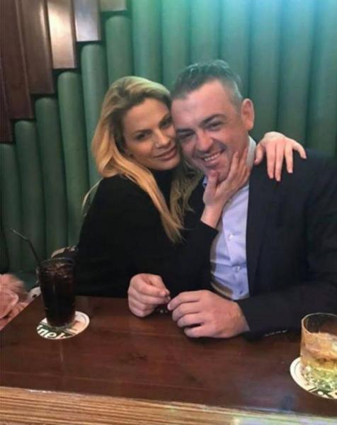 «Εμφανίστηκε» ο Πετσίτης στο πλευρό σέξι τραγουδίστριας