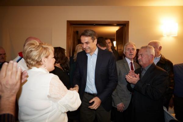 Η βόλτα Μητσοτάκη στη Σιάτιστα και το τσίπουρο