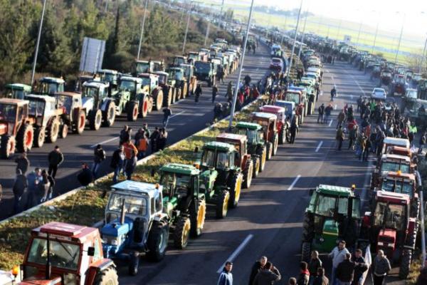 Με «κάθοδο» στην Αθήνα απειλούν οι αγρότες – Τελεσίγραφο στην κυβέρνηση