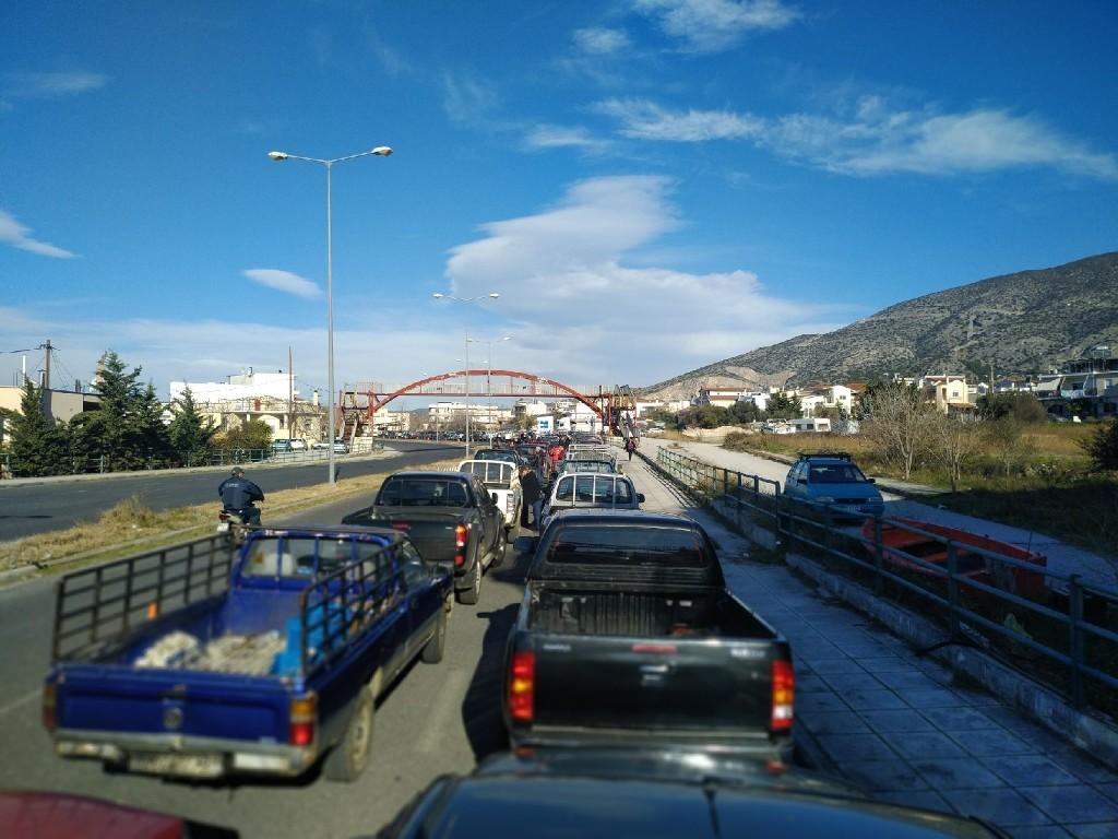 Αγρότες διαδήλωσαν με τα τρακτέρ τους στο κέντρο του Βόλου