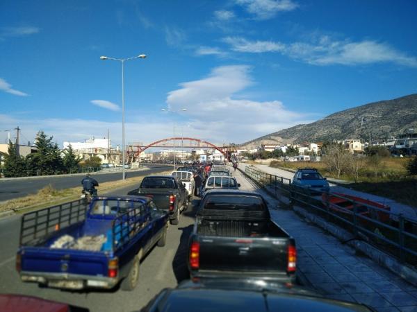 Αγρότες διαδήλωσαν με τα τρακτέρ τους στο κέντρο του Βόλου