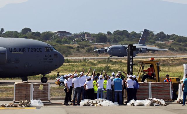 Κρίσιμες ώρες στη Βενεζουέλα: Στα σύνορα η ανθρωπιστική βοήθεια – Αβέβαιη η παράδοσή της
