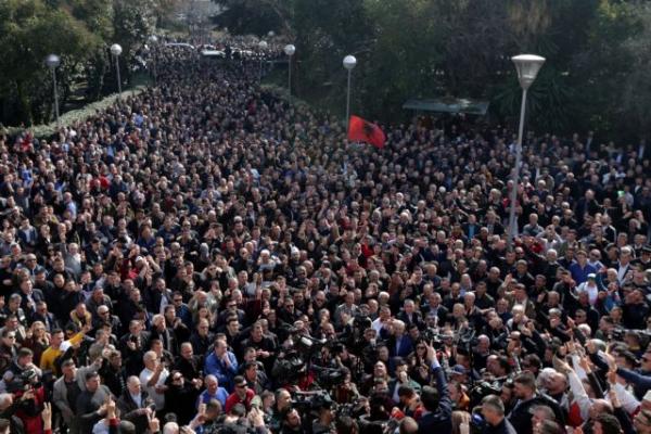 Αλβανία: Μεγάλες διαδηλώσεις με απαίτηση την παραίτηση Ράμα [Εικόνες]