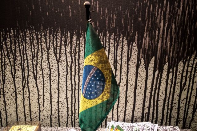 Καρέ - καρέ η «καταδρομική» του Ρουβίκωνα στην πρεσβεία της Βραζιλίας
