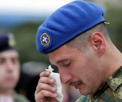 Δάκρυσαν και οι εύζωνες στην κηδεία του 24χρονου Σπύρου Θωμά