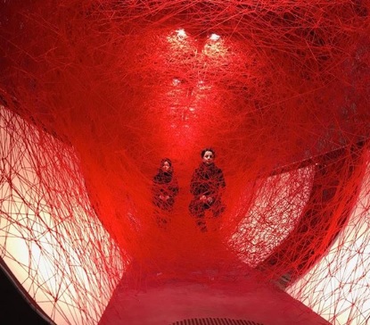 Περφόρμανς στο πίσω μέρος ενός βαν για τα 100 χρόνια μετά τον Α’ Παγκόσμιο Πόλεμο