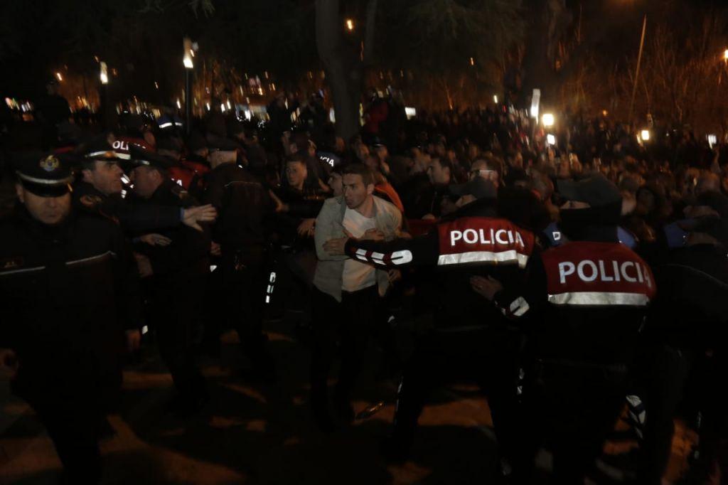 Αλβανία: Επεισόδια και συγκρούσεις με την αστυνομία έξω από το κοινοβούλιο
