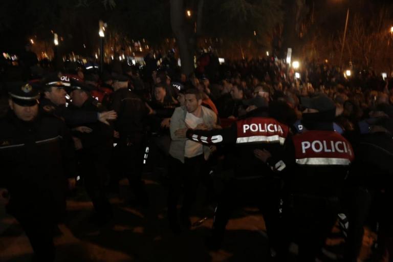 Αλβανία: Επεισόδια και συγκρούσεις με την αστυνομία έξω από το κοινοβούλιο