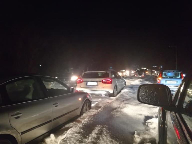 Σφοδρή χαλαζόπτωση στην Κρήτη: Ουρές χιλιομέτρων, βράχος καταπλάκωσε όχημα