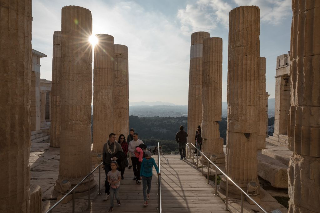 Bloomberg: Απειλή για τον ελληνικό τουρισμό ένα Brexit χωρίς συμφωνία