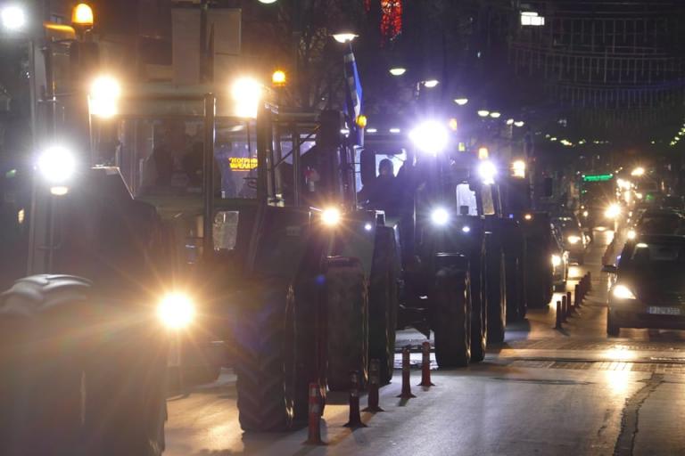 Στο κέντρο της Λάρισας με τα τρακτέρ τους οι αγρότες