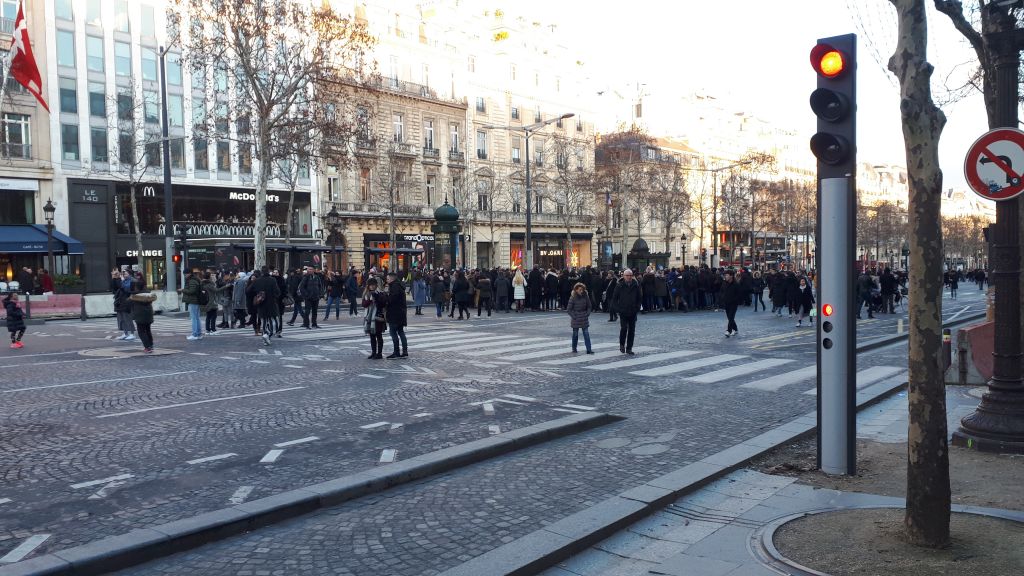 Κάτι πολύ άσχημο συμβαίνει στο Παρίσι. Η πόλη του φωτός… σβήνει