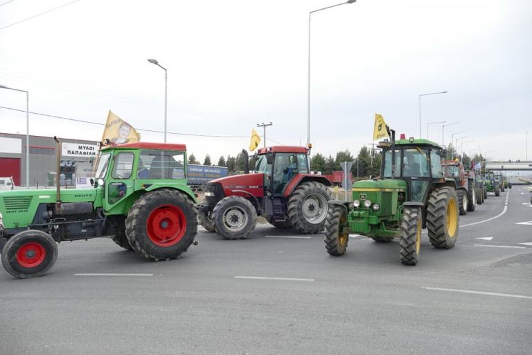 Δεν κάνουν πίσω οι αγρότες – Έστησαν μπλόκο στον κόμβο του Πλατύκαμπου