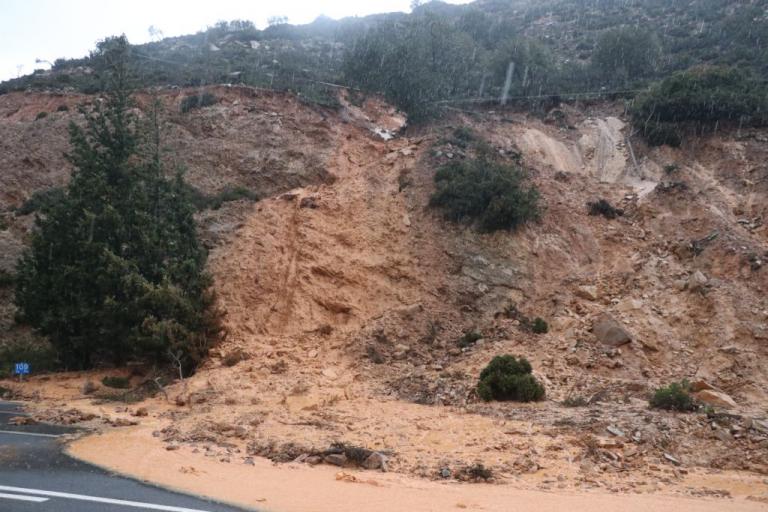 Ηράκλειο: Κατολισθήσεις από την κακοκαιρία – Κλειστό το ένα ρεύμα κυκλοφορίας στο Φόδελε