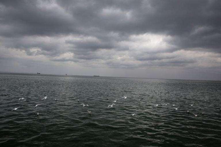 Αλλάζει πάλι ο καιρός: Νεφώσεις, βροχές και σκόνη την Κυριακή