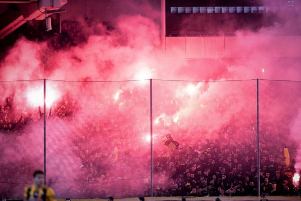 Χαμός στο ΟΑΚΑ: Επεισόδια, κροτίδες και χρήση δακρυγόνων