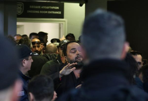 Εικόνες ντροπής κατά την άφιξη της αποστολής του Ολυμπιακού