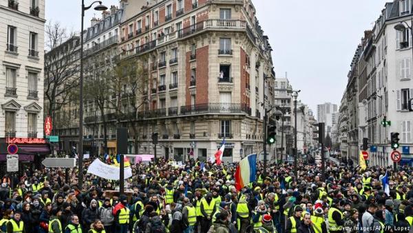 «Λευκή πορεία» ετοιμάζουν τα «κίτρινα γιλέκα»