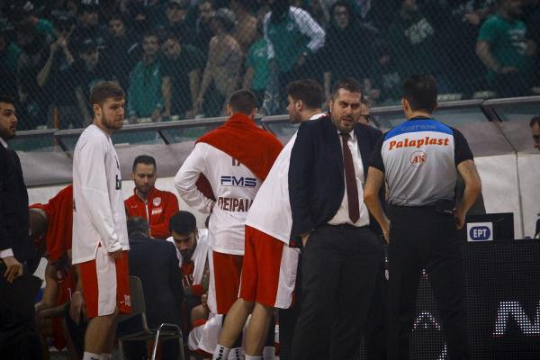 Ολυμπιακός: Τα «φιλάκια» του Μπαφέ σε γραμματεία και κομισάριο