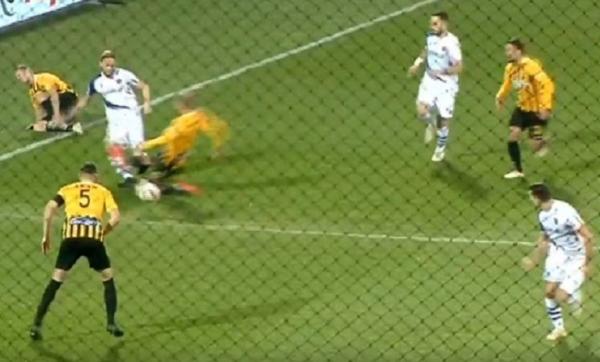 Το «εγκληματικό» τάκλιν του Μπάσα που αφήνει τον Άρη με 10 παίκτες (vid)