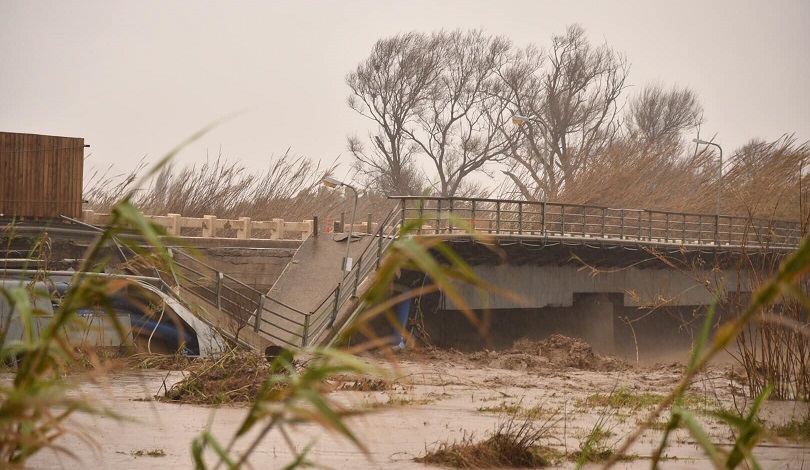 Σοκαριστική η εικόνα της κατεστραμμένης γέφυρας του Πλατανιά