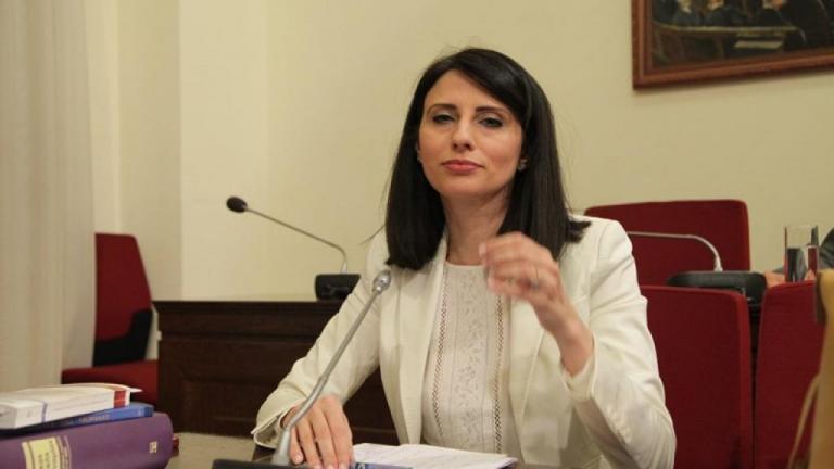 Συνταγματική Αναθεώρηση : Ηχηρή διαφοροποίηση της Νίνας Κασιμάτη