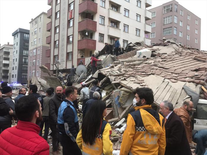Κατάρρευση οκταώροφης πολυκατοικίας στην Κωνσταντινούπολη