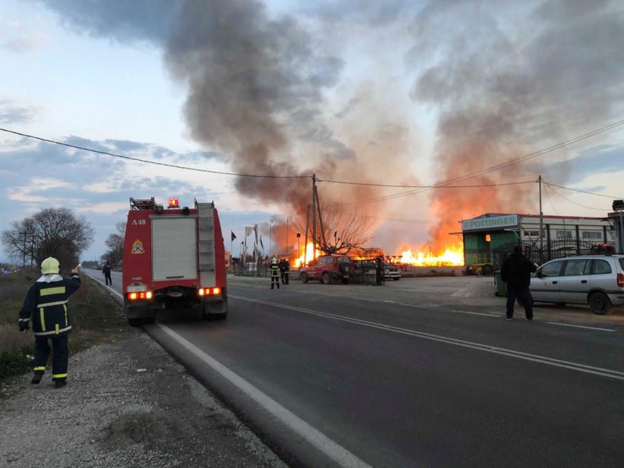 Φωτιά σε εργοστάσιο ξυλείας στη Λάρισα -  Φόβος για έκρηξη