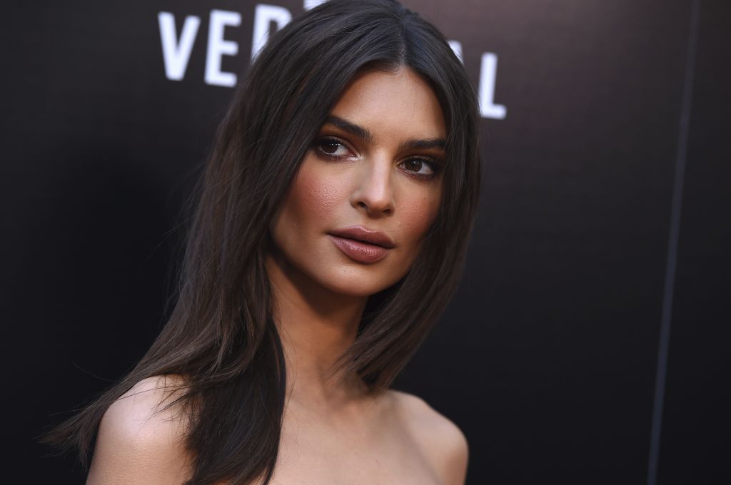 Η Έμιλι Ρατακόφσκι ποζάρει γυμνή για την επέτειο του γάμου της