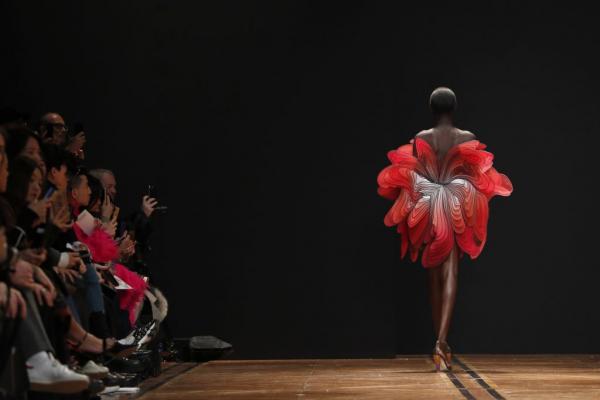 Η νέα κολεξιόν της Ίρις Βαν Χέρπεν έρχεται από το διάστημα