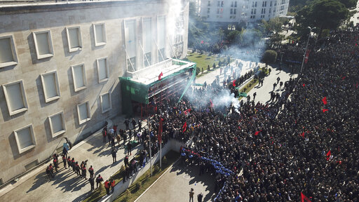 Χάος στην Αλβανία: Διαδηλωτές προσπαθούν να εισβάλουν στο πρωθυπουργικό μέγαρο