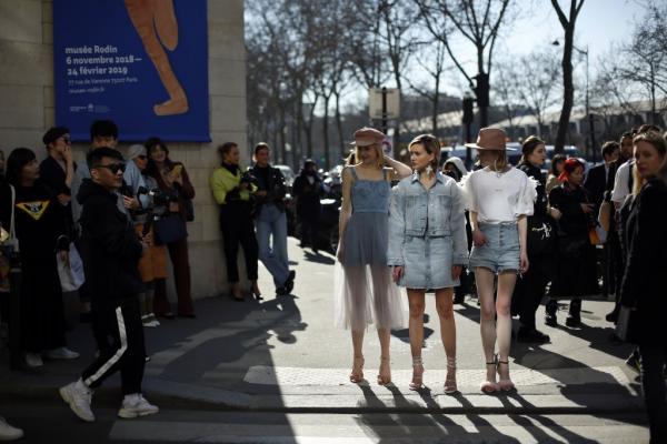 Το Παρίσι γέμισε μοδάτες παρουσίες