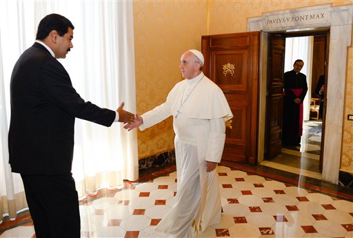 Αιχμηρή απάντηση του Πάπα Φραγκίσκου στην έκκληση του Μαδούρο για βοήθεια