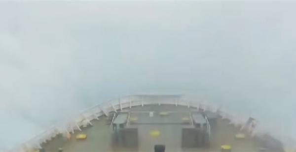 Εικόνες που κόβουν την ανάσα – Ελληνικό πλοίο διασχίζει την Αδριατική με 10 μποφόρ