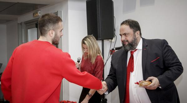 Ολυμπιακός: «Κλικ» από την κοπή της πρωτοχρονιάτικης πίτας