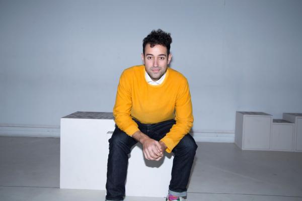 Ο Χάρης Κρεμμύδας πρωταγωνιστεί στον «Μύρτο» στο Θέατρο του Νέου Κόσμου