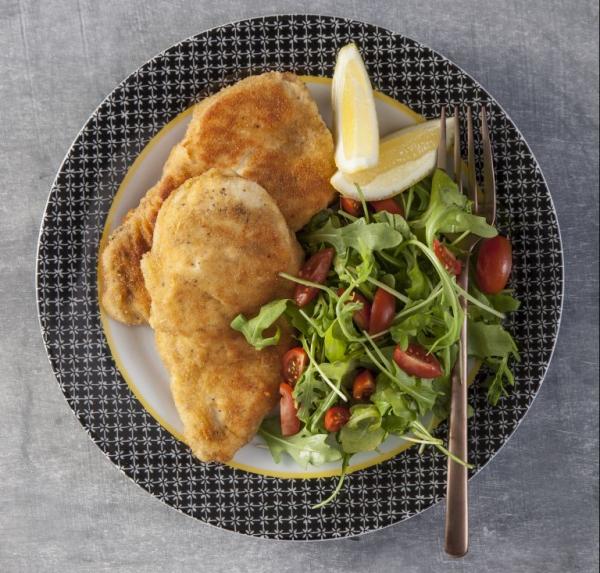 Λεμονάτα φιλέτα κοτόπουλου πανέ