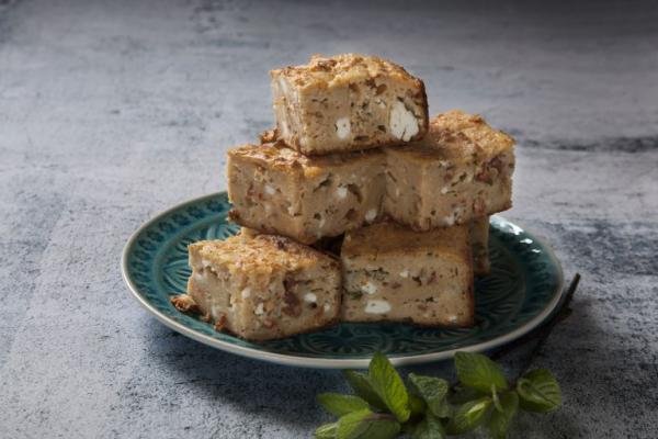 Τυρόπιτα-κέικ με λιαστή ντομάτα και δυόσμο