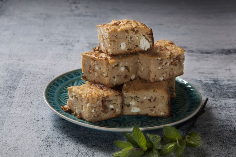 Τυρόπιτα-κέικ με λιαστή ντομάτα και δυόσμο