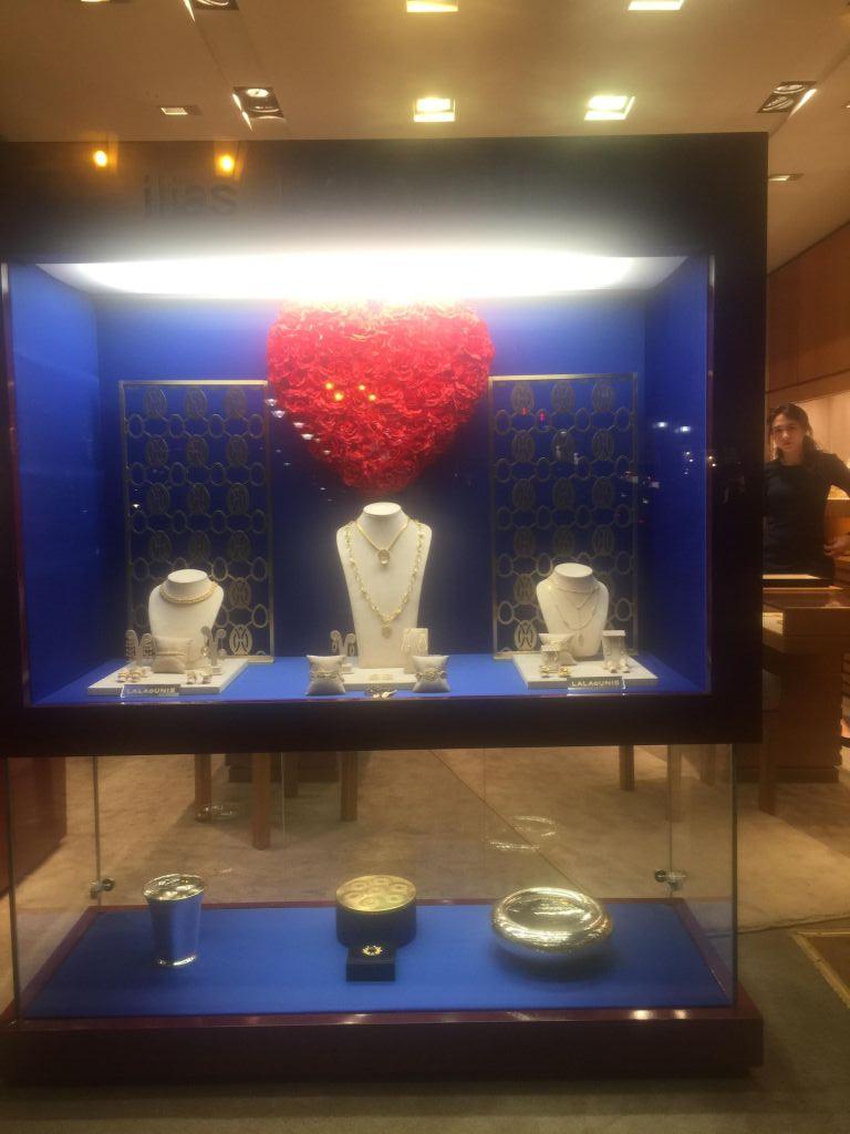 Ρουμπίνια και κόκκινες καρδιές στις βιτρίνες…