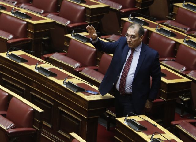 Νέο τρολάρισμα του Δημήτρη Καμμένου στον Τέρενς Κουίκ στη Βουλή