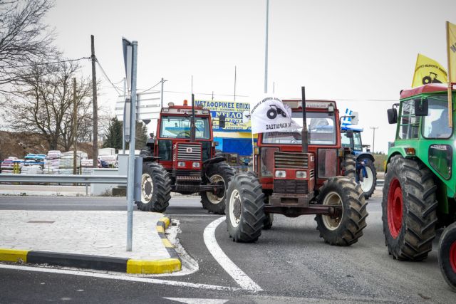 Ανυποχώρητοι οι αγρότες: Κλείνουν τις εθνικές οδούς προς Θεσσαλονίκη και Πάτρα