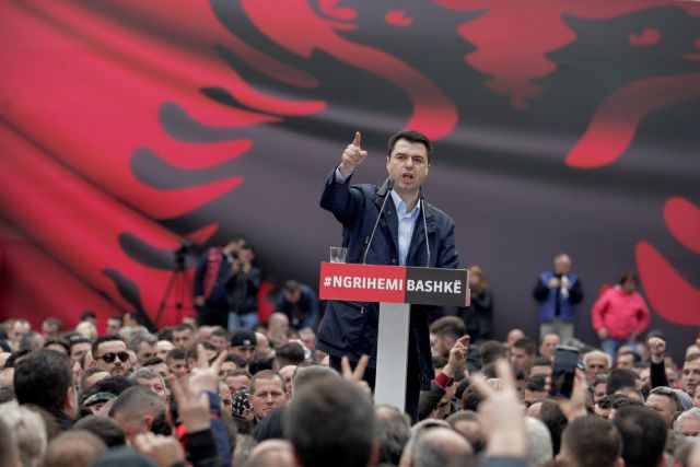Καζάνι που βράζει η Αλβανία: Παραιτήθηκαν οι βουλευτές του Δημοκρατικού Κόμματος