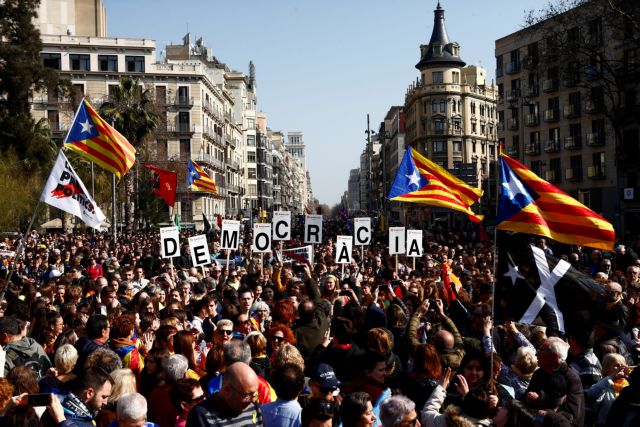 Καταλονία: Συγκρούσεις διαδηλωτών με την αστυνομία για τη δίκη αυτονομιστών